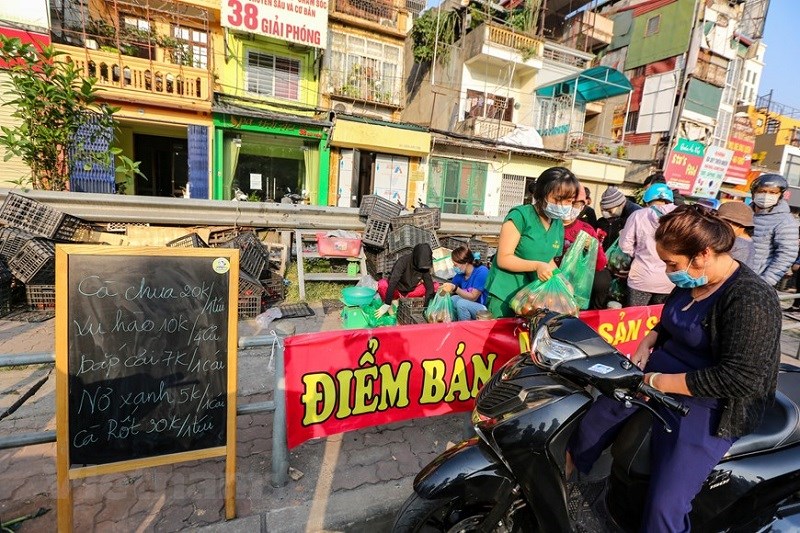 Điểm bán hàng nông sản sạch của bà con nông dân Hải Dương trên đường Giải Phóng, Hà Nội. Ảnh: Duy Anh