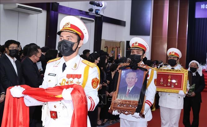 Đội Nghi lễ Quân đội rước di ảnh đồng chí Trương Vĩnh Trọng. Ảnh: Thống Nhất/TTXVN