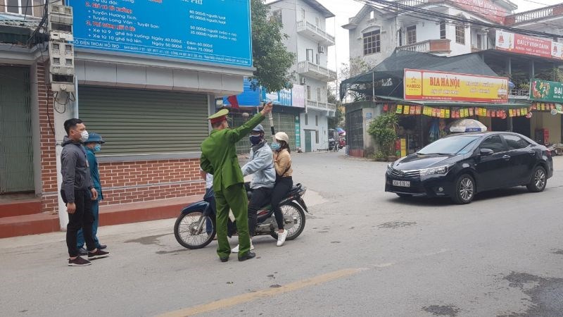 Người điều khiển xe máy hỏi đường đi chùa Tam Chúc được cán bộ công an xã hướng dẫn quay lại