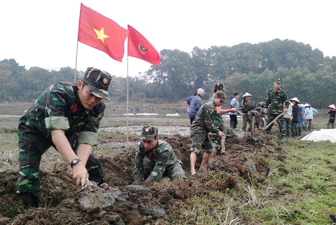 Cán bộ, học viên Trường Quân sự Bộ Tư lệnh Thủ đô Hà Nội tham gia đào kênh mương nội đồng tại xã Thanh Mỹ (thị xã Sơn Tây), tháng 7-2020. Ảnh: Thuận Nhân
