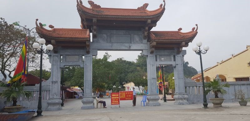 Tại cổng đền Trình, các cán bộ trực chốt chặn không cho khách vào