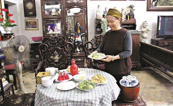 Dù đã ở tuổi thất thập, nghệ nhân ẩm thực Nguyễn Thị Lâm vẫn tự mình chuẩn bị món ăn mang đậm phong vị Hà Nội xưa để phục vụ các đoàn khách.