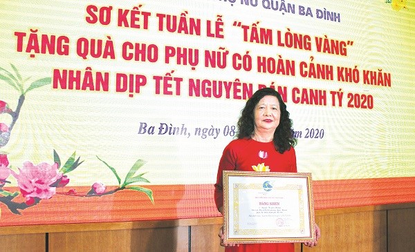 Bà Nguyễn Thị Lan Phương - Chủ tịch Hội LHPN phường Ngọc Khánh vinh dự được Trung ương Hội LHPN Việt Nam tặng danh hiệu “Cán bộ Hội cơ sở giỏi”