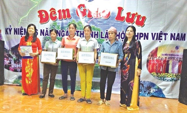 Bà Nguyễn Thị Lan Phương tặng quà cho phụ nữ có hoàn cảnh khó khăn tại tỉnh Hòa Bình