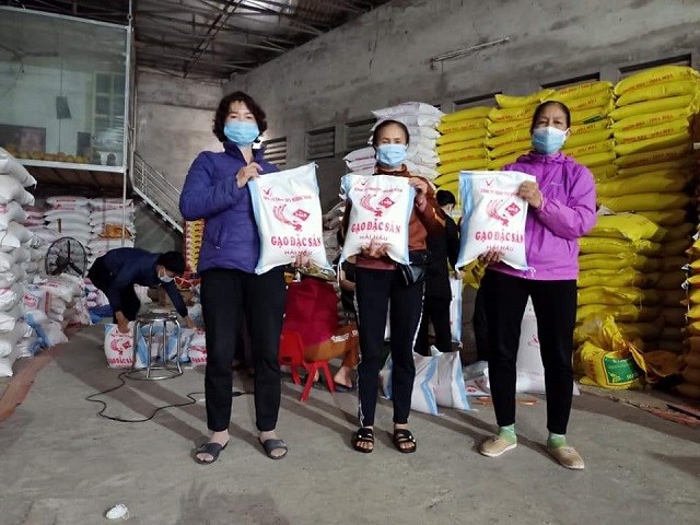 Hội LHPN huyện Mê Linh tiếp nhận sự ủng hộ của các nhà hảo tâm để cùng chung tay giúp đỡ các gia đình bị ảnh hưởng bởi Covid -19