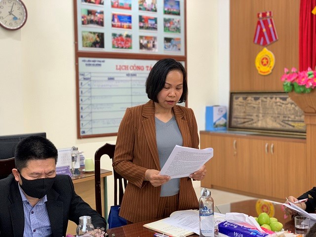 Bà Lại Hà Phương. Chủ tịch Hội LHPN quận Hà Đông báo cáo vụ việc tại buổi làm việc.