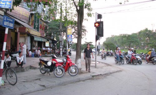 Rào chắn một phần đường Láng, đường Nguyễn Khang xây cầu Yên Hòa - ảnh 1