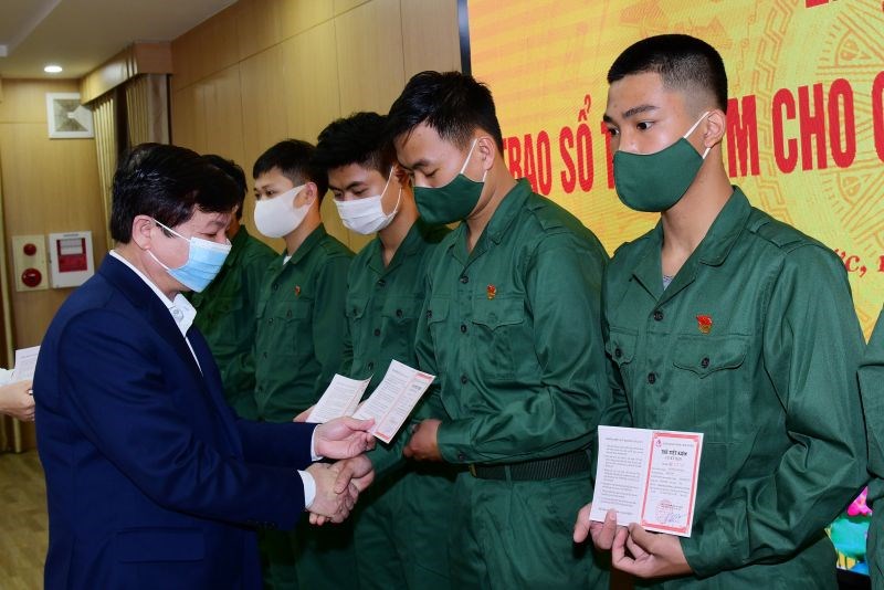 Đồng chí Trần Văn Nghĩa - Phó Bí thư Thường trực Huyện ủy, Chủ tịch HĐND huyện Hoài Đức trao sổ tiết kiệm cho các tân binh.