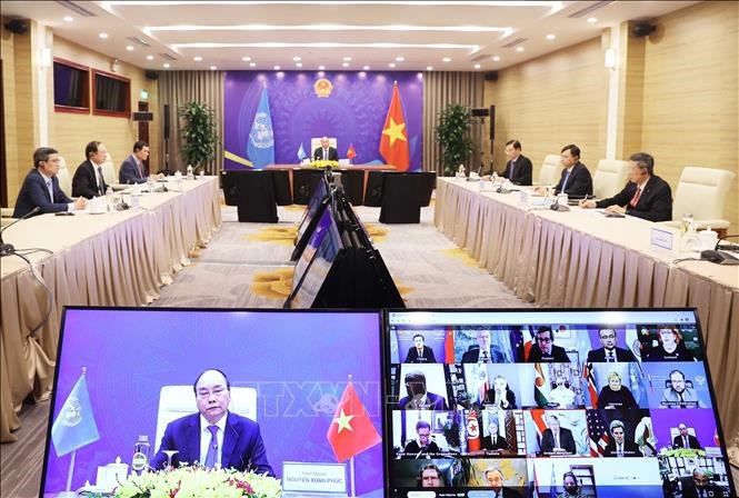 Thủ tướng Chính phủ Nguyễn Xuân Phúc tham dự phiên thảo luận tại điểm cầu Hà Nội. Ảnh: Thống Nhất/TTXVN