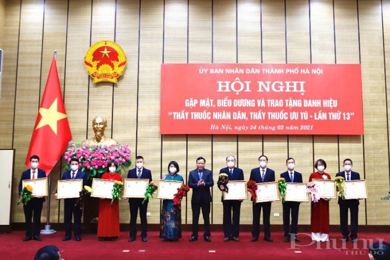 BS Huỳnh cùng đồng nghiệp vinh dự được vinh danh Thầy thuốc ưu tú.