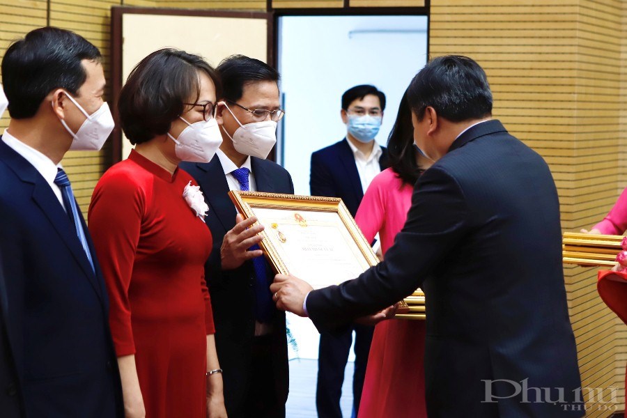 ThS. BSCKII Đỗ Khắc Huỳnh - Phó Giám đốc BV Phụ sản Hà Nội đón nhận danh hiệu Thầy thuốc ưu tú ngày 24/2/2021.