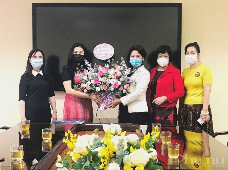 Báo Phụ nữ Thủ đô thăm, tặng hoa chúc mừng y bác sĩ CDC Hà Nội.