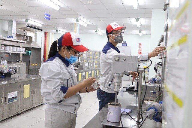 Công nhân công ty TNHH Nippon Paint Việt Nam đeo khẩu trang liên tục trong ca làm việc