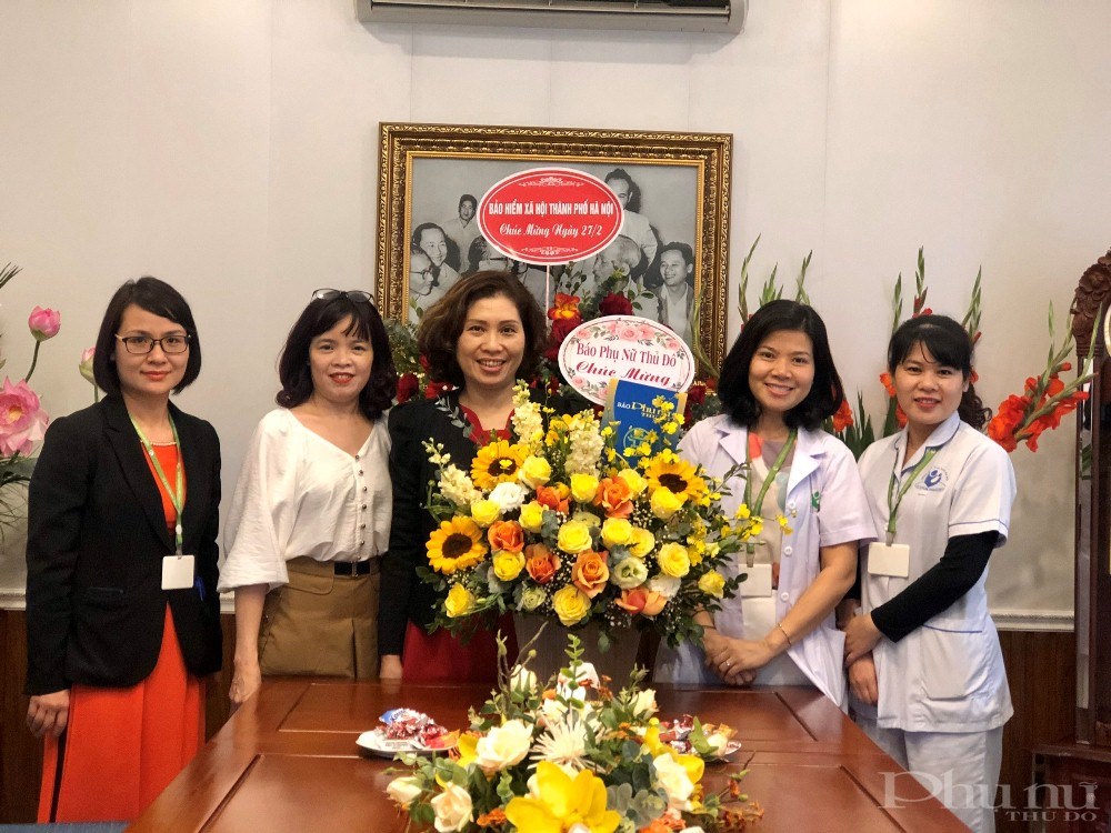 Phó Tổng biên tập báo Phụ nữ Thủ đô Lê Thị Hồng Minh (thứ 3 trái sang) tặng hoa chúc mừng bệnh viện Phụ Sản Hà Nội.