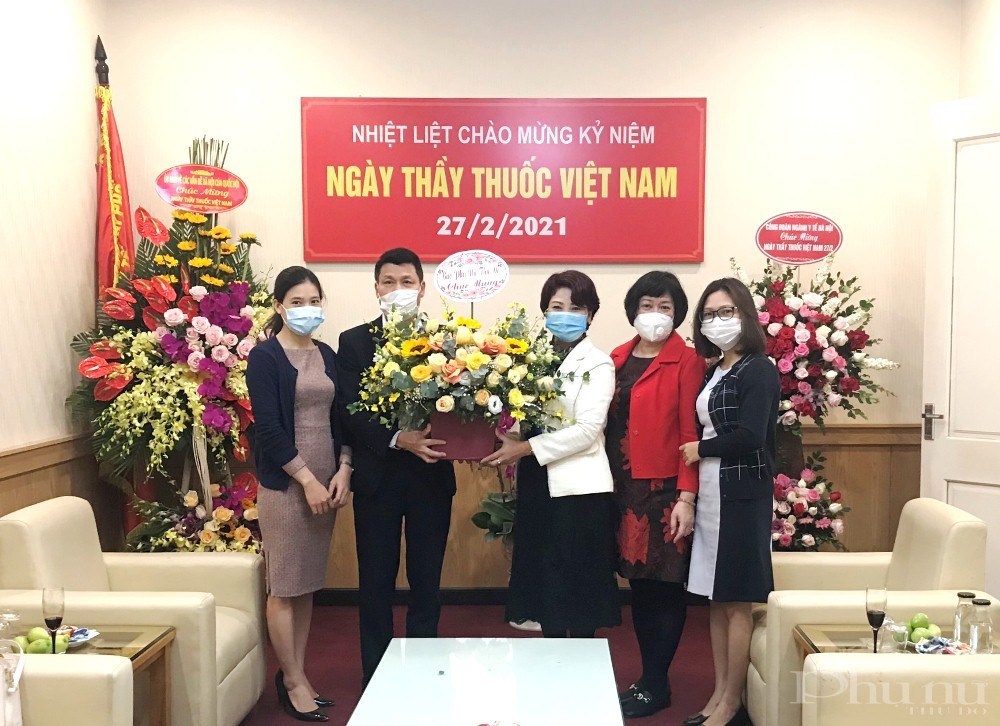 Tổng biên tập Báo Phụ nữ Thủ đô Lê Quỳnh Trang (thứ 2 từ phải sang) tặng hoa chúc mừng y bác sĩ Sở Y tế Hà Nội nhân ngày 27/2.