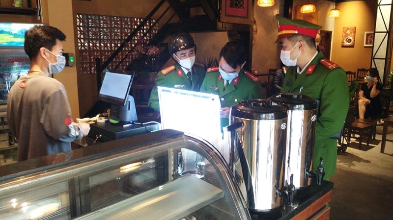 Lực lượng chức năng tiến hành kiểm tra,  lập biên bản xử lý nhiều quán cà phê hoạt động 