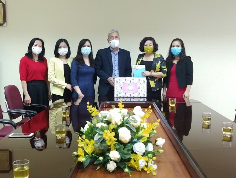 Đoàn công tác do đồng chí Lê Thị Thiên Hương, Phó Chủ tịch Hội làm trưởng đoàn tới thăm Trung tâm kiểm soát dịch bệnh TP Hà Nội
