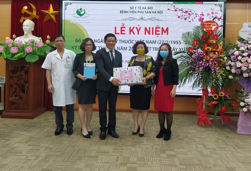 Đồng chí Lê Thị Thiên Hương, Phó Chủ tịch Hội LHPN Hà Nội thăm, động viên các y, bác sĩ, nhân viên y tế... tại bệnh viện Phụ sản Hà Nội
