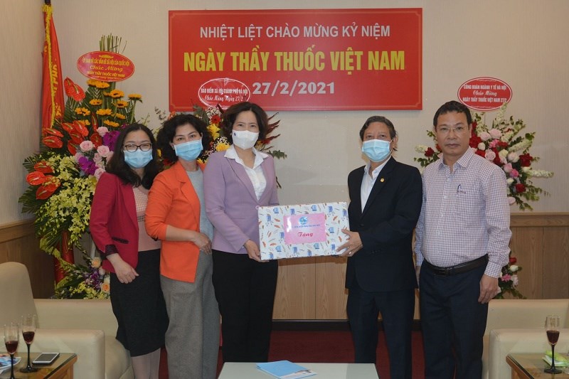 Đồng chí Lê Kim Anh, Chủ tịch Hội LHPN Hà Nội thăm Sở Y tế Hà Nội