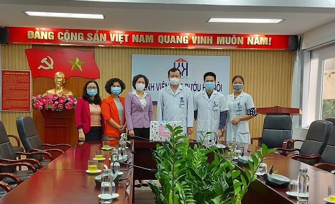 Đồng chí Lê Kim Anh, Chủ tịch Hội LHPN Hà Nội thăm, tặng quà động viên cán bộ, y bác sĩ bệnh viện Ung bướu Hà Nội