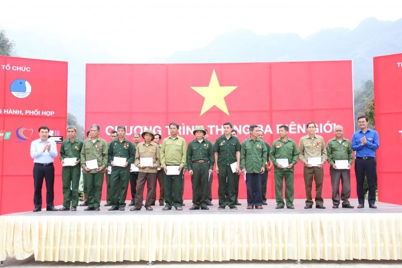 Lãnh đạo Trung ương Đoàn trao quà cho người dân huyện Vị Xuyên, tỉnh Hà Giang trong chương trình “Tháng ba biên giới” năm 2019