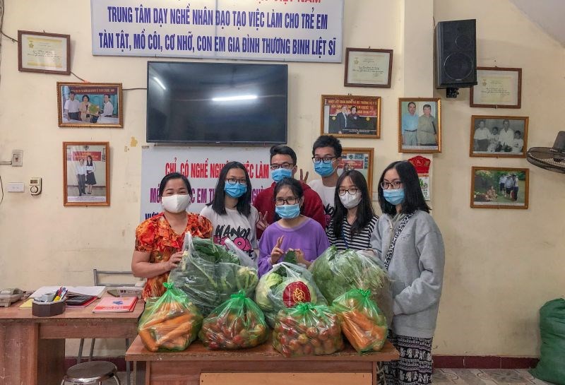 tới tặng trực tiếp tại Trung tâm Dạy nghề nhân đạo - tạo việc làm cho trẻ em tàn tật Việt Nam