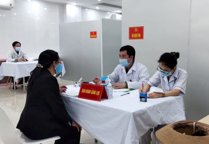 Các tình nguyện viên thực hiện khám sàng lọc để tiêm thử nghiệm vắc-xin NanoCovax giai đoạn 2.