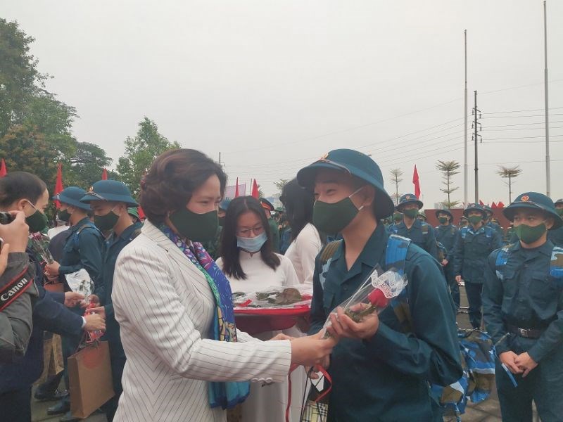 Đồng chí Lê Kim Anh - Thành ủy viên - Chủ tịch Hội LHPN Hà  Nội tặng quà, quà chúc mừng tân binh lên đường nhập ngũ năm 2020