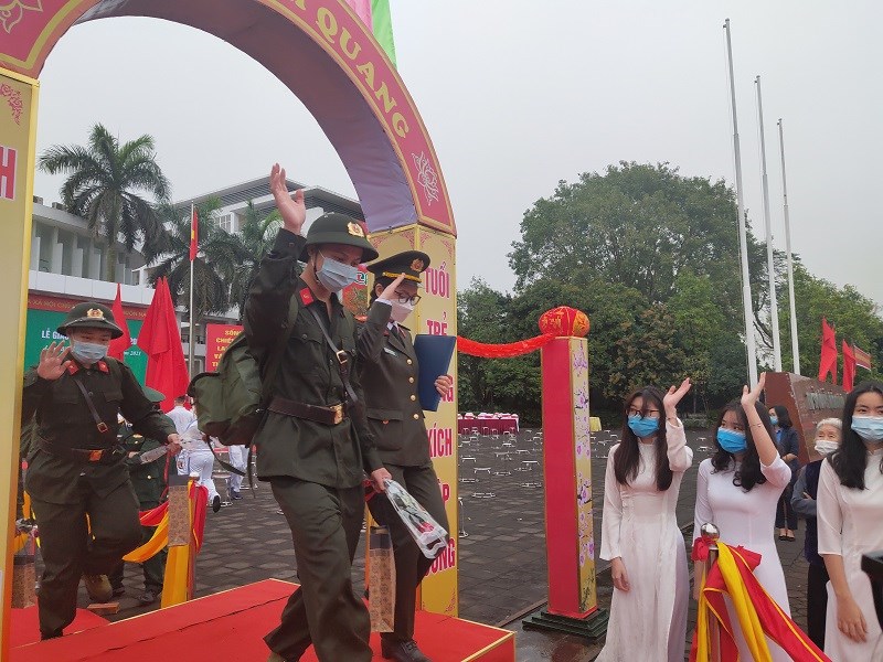 Nhiều tân binh bước qua cổng vinh quang với tâm lý thoải mái và sẵn sàng nhận nhiệm vụ bảo vệ Tổ quốc trong thời gian tới