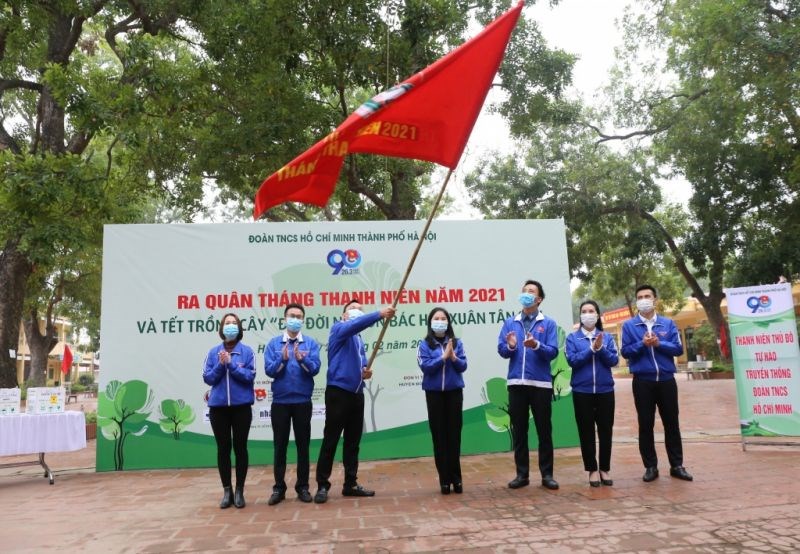 Ban Thường vụ Thành đoàn Hà Nội trao cờ xuất quân Tháng Thanh niên năm 2021 tới đại diện thanh niên Thủ đô