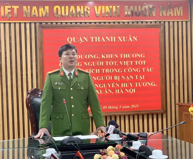 Thượng tá Đinh Tuấn Thành, Trưởng Công an quận Thanh Xuân thông tin với báo chí về vụ việc