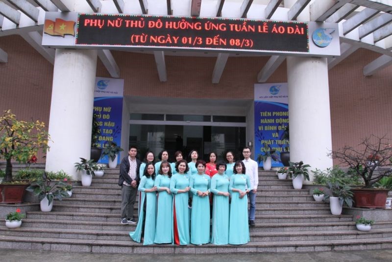 Các nữ phóng viên Báo Phụ nữ Thủ đô - cơ quan ngôn luận của Hội LHPN Hà Nội tươi sáng trong tà áo dài màu xanh ngọc
