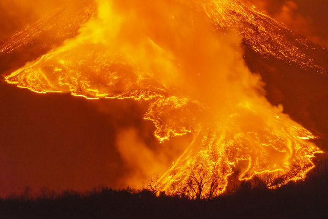Tro bụi đen đặc phun trào từ núi lửa cao nhất châu Âu - ảnh 1