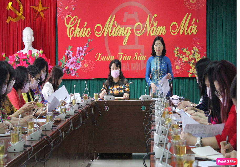 Bà Dương Thị Lý Anh, Trưởng ban Chính sách Luật pháp, Hội LHPN TP Hà Nội báo cáo kết quả thưc hiện nhiệm vụ công tác trợ giúp pháp lý và giải quyết vụ việc liên quan đến phụ nữ, trẻ em năm 2020 và 2 tháng đầu năm 2021