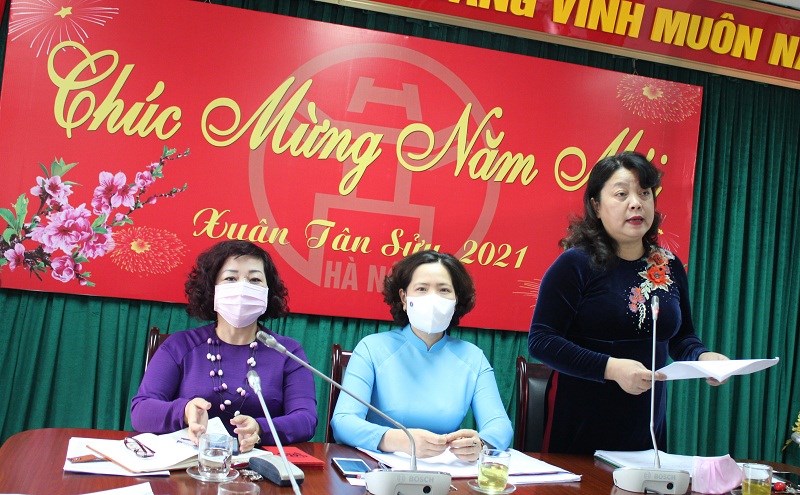 Đồng chí Nguyễn Thị Thu Thủy - PCT TT Hội LHPN Hà Nội báo cáo kết quả hoạt động trong thời gian qua.