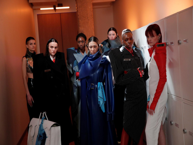 Người mẫu mặc trang phục được thiết kế bởi Clement Picot, khi họ tham gia buổi trình diễn thời trang kỹ thuật số tại Institut Francais de la Mode trong khuôn khổ Tuần lễ thời trang nữ ở Paris, Pháp.
