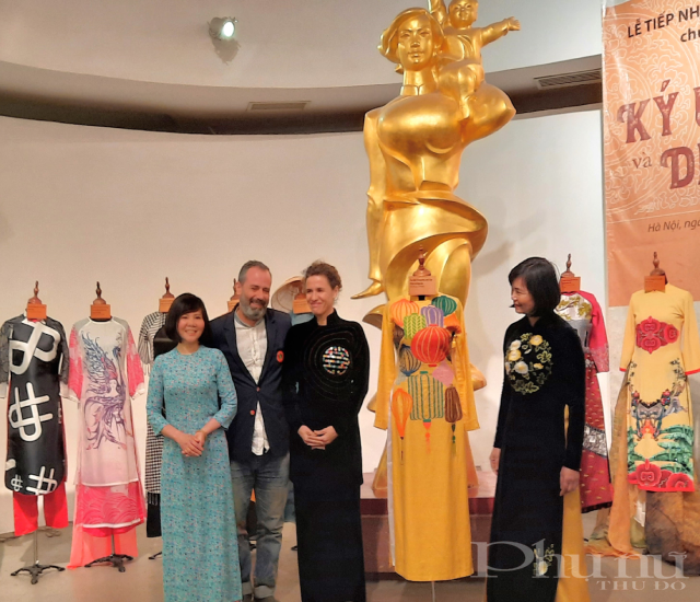 Bảo tàng Phụ nữ Việt Nam còn vinh dự nhận hiện vật áo dài trao tặng từ hai nhà thiết kế của thương hiệu thời trang Chula Fashion là Laura Fontan và Diego Cortizas.