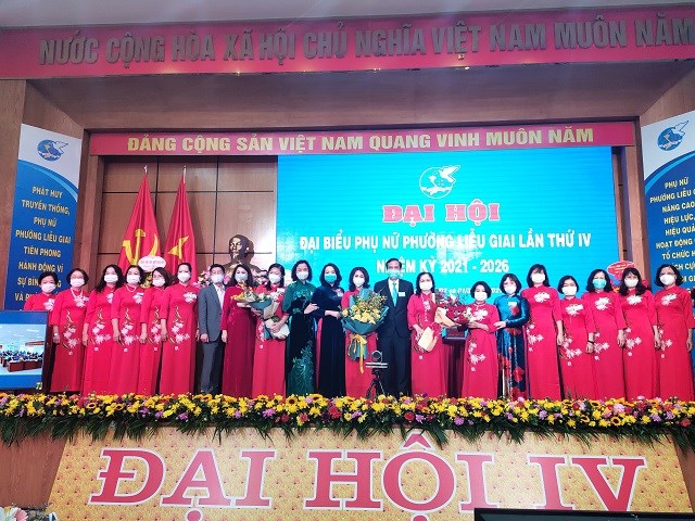 Các đại biểu tặng hoa chúc mừng BCH Hội LHPN phường Liễu Giai nhiệm kỳ 2021 – 2026