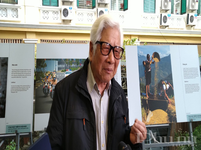 Nhà báo - Nghệ sĩ nhiếp ảnh Đinh Quang Thành bên triển lãm ảnh tại Bảo tàng Phụ nữ Việt Nam.