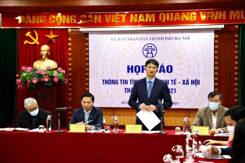 Chánh Văn phòng UBND TP Nguyễn Anh Dũng báo cáo tại buổi họp báo