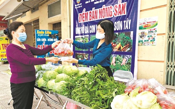 Hội LHPN Thị xã Sơn Tây phối hợp với các đoàn thể tiêu thụ nông sản cho người dân tại địa phương