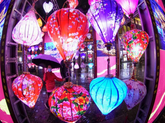 Dù thời tiết có mưa những người dân cũng không bỏ dở việc tới ngắm những chiếc đèn lồng sặc sỡ tại Ôn Châu, tỉnh Chiết Giang ở miền đông Trung Quốc.