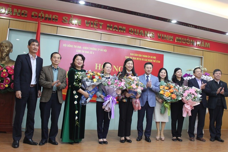 Nhân dịp kỷ niệm Ngày Quốc tế Phụ nữ 8/3, BTC hội nghị đã tặng hoa chúc mừng các đại biểu nữ tham dự hội nghị