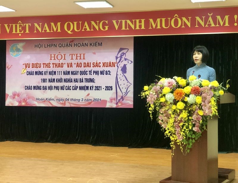 Đ/c Trịnh Thị Huệ, Chủ tịch Hội LHPN quận Hoàn Kiếm phát biểu khai mạc Hội thi
