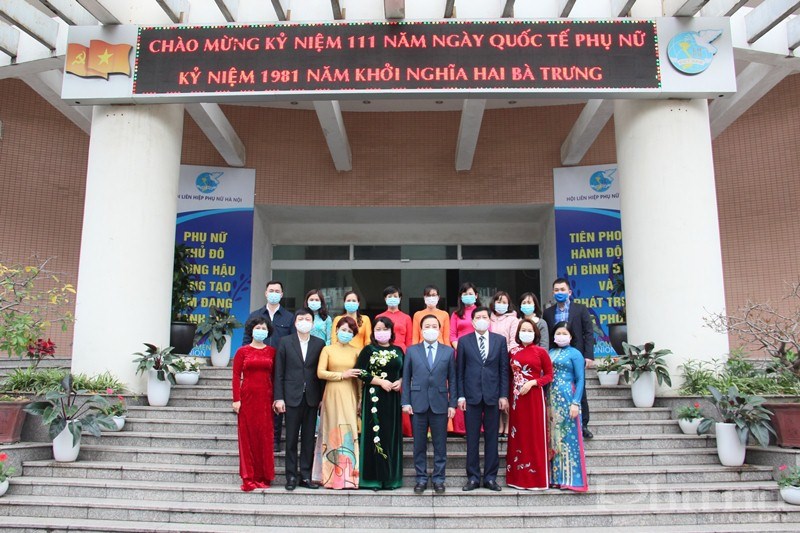 Đoàn công tác của UBND thành phố Hà Nội chụp ảnh lưu niệm cùng một số cán bộ Hội LHPN Hà Nội.