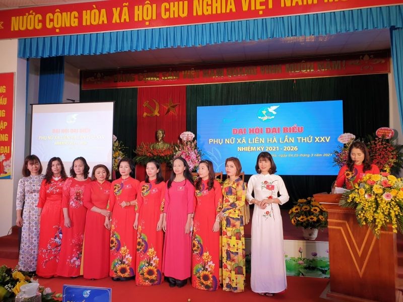 Đồng chí Sái Thị Hường thay mặt Ban chấp hành khóa 25 trúng cử cảm ơn Đai hội