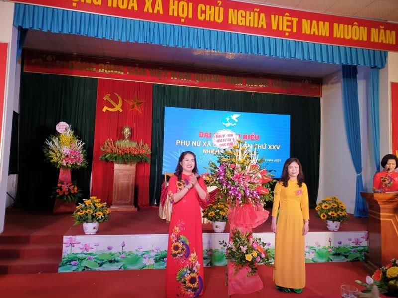 Đồng chí Lê Thị Tuyết - Bí thư Đảng ủy, Chủ tịch HĐND xã Liên Hà tặng hoa chúc mừng Đại hội
