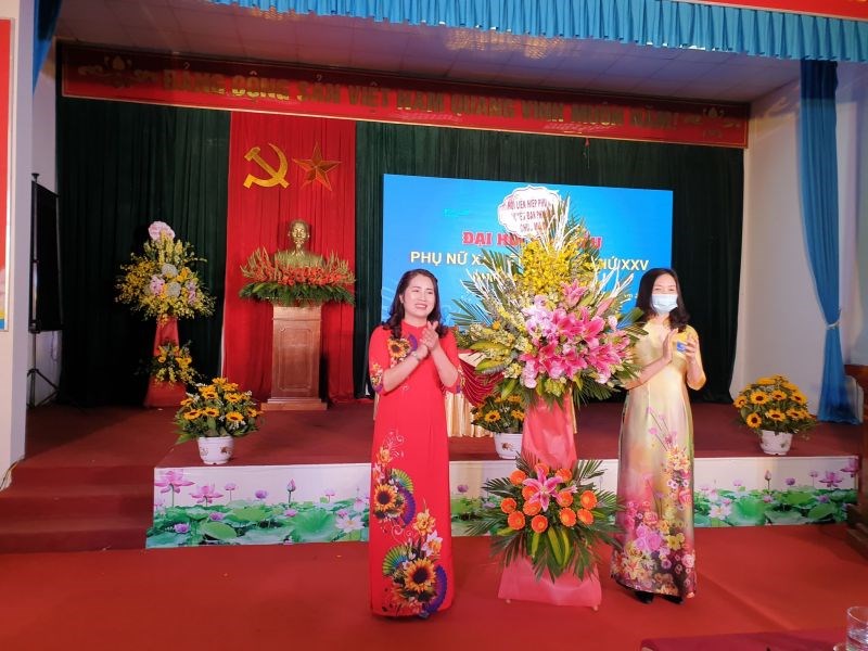 Đồng chí Nguyễn Thị Bảy (phải), huyện ủy viên, Chủ tịch Hội LHPN huyện Đan Phượng  tặng hoa chúc mừng Đại hội