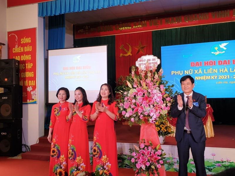 Đồng chí Lê Văn Thìn -Phó Bí thư Thường trực huyện ủy, Chủ tịch HĐND huyện Đan Phượng tặng hoa cho Đại hội
