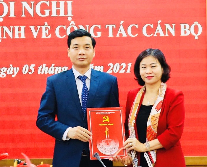 Phó Bí thư Thường trực Thành ủy Nguyễn Thị Tuyến trao quyết định cho đồng chí Nguyễn Việt Hà